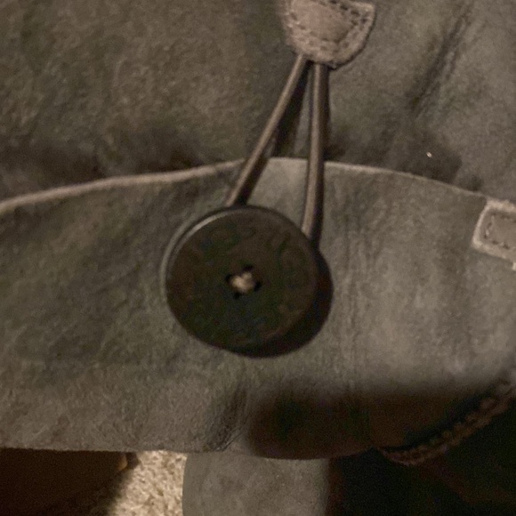 Authentic Uggs- Bailey button - Picture 4 of 5
